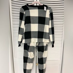 Old Navy white and black fuzzy pajama set size xs NWT
